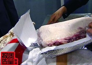 从旅客行李中查获的走私牛肉。 　