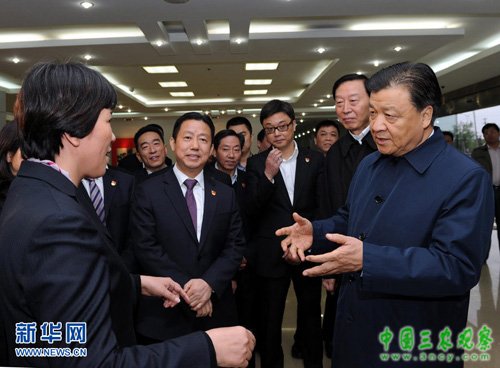4月20日至22日,中共中央政治局常委、中央书记处书记刘云山在江苏调研。这是4月20日刘云山在无锡红豆集团就基层党建进行调研。新华社记者 饶爱民 摄