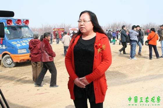 时代中国杂志社社长王平华接受记者采访.JPG