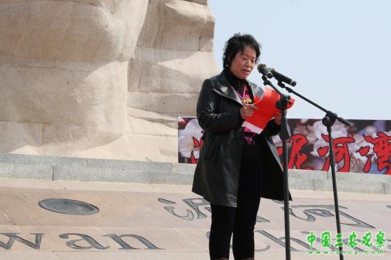第七届中国泥河湾杏花节大会主持人严主任.JPG