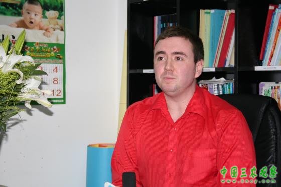 伦敦英语（LanguageLink).教务长TomBowermanDos