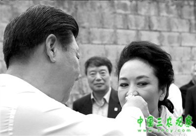 习近平走访哥国农户 摘咖啡花请彭丽媛闻花香
