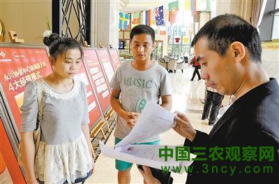 父亲好赌母亲出走 女孩吃百家饭长大考上大学