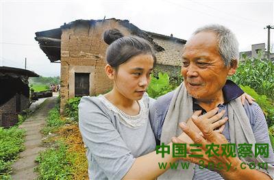 父亲好赌母亲出走 女孩吃百家饭长大考上大学