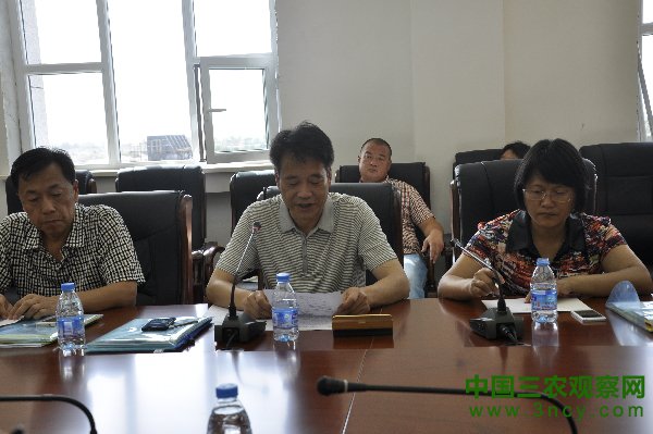 甘肃省科学技术协会、向日葵协会会长陈炳东(中)发言 甘肃省科学技术协会、向日葵协会会长陈炳东(中)发言
