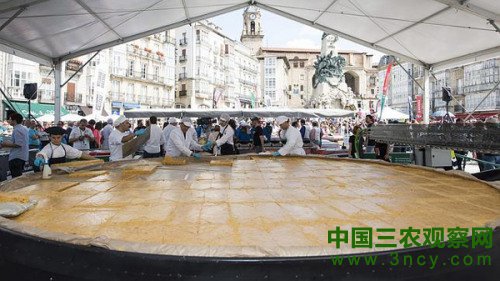 西班牙烹制世界头号土豆饼直径5米重1吨半（图）