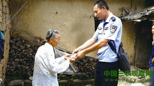 民警将追回的5000元钱送还被骗老太 记者朱道全摄
