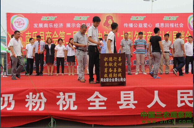 南乐：河南省梨园春明星小擂主援手雷锋理发屋 倾情义演传播社会正能量