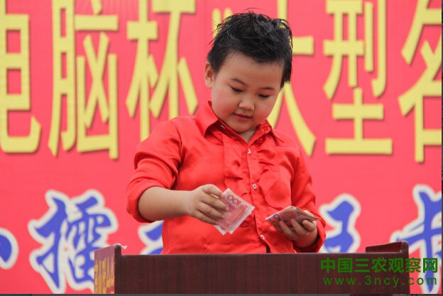 南乐：河南省梨园春明星小擂主援手雷锋理发屋 倾情义演传播社会正能量