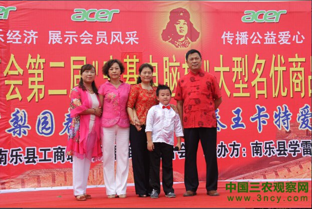 南乐：河南省梨园春明星小擂主援手雷锋理发屋 倾情义演传播社会正能量