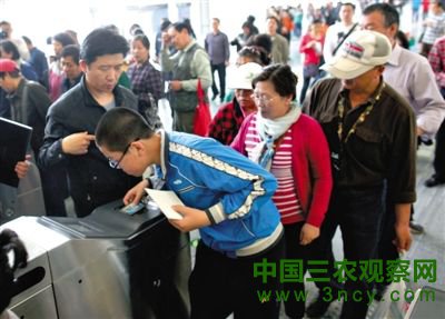 去年5月5日，14号线园博园站，乘客刷卡出地铁。北京公交地铁将实行计程票制，多乘坐多付费。新京报记者 薛珺 摄