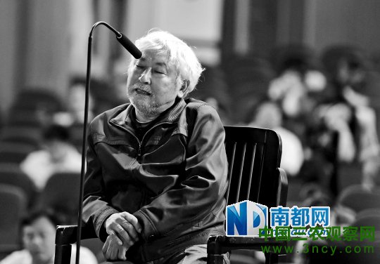 “合肥房叔”被搀上法庭受审