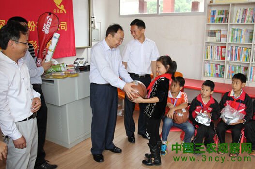 “点亮爱”在行动：长城电脑回访赤水“七彩小屋”