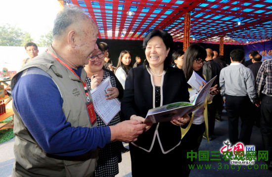 10月10日，新绛县长田艺彬介绍泉掌特产——泉掌豆腐