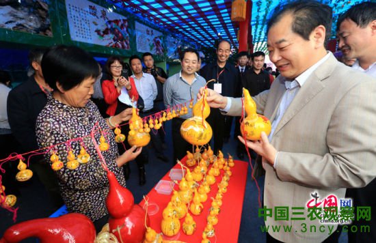 10月10日，县委书记邓雁平推介横桥乡文化产品公益葫芦。