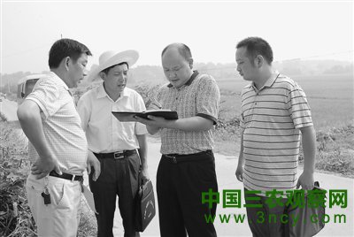 湖北松滋市纸厂河镇干部李文全：一心走在田埂上