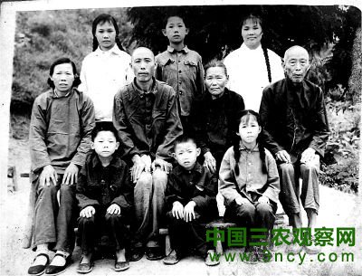 ①1970年，何兆胜一家人在荆门合影，中排左二为何兆胜。京华时报记者王海欣翻拍