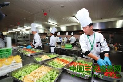 8日,北京国家会议中心迎来APEC会议用餐最高峰,厨师们在后厨加紧准备。为迎接各经济体领导人及代表,北京作为东道主在饮食方面做了精心准备。 新京报记者 侯少卿 摄 8日,北京国家会议中心迎来APEC会议用餐最高峰,厨师们在后厨加紧准备。为迎接各经济体领导人及代表,北京作为东道主在饮食方面做了精心准备。 新京报记者 侯少卿 摄