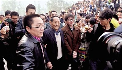 袁隆平在河南农业大学作报告，引发校园旋风。
