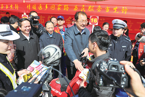 自治区人大常委会副主任、总工会主席王跃飞率队赴梧州迎接骑摩托车返乡大军回乡。