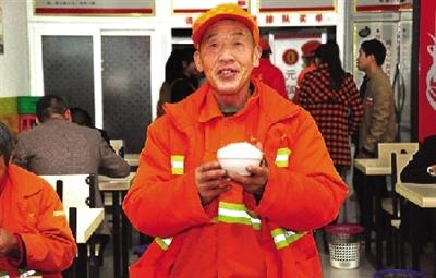 郑州爱心店温暖环卫工 每天送出20份黄焖鸡饭