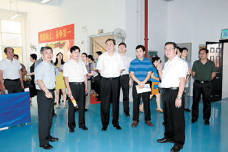 自治区人大常委会副主任、总工会主席王跃飞考察南宁市高新区“职工之家”。