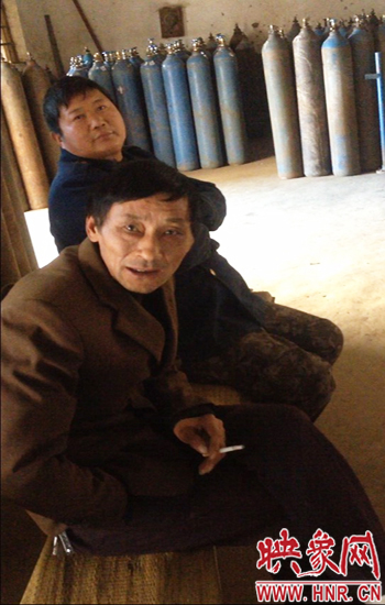 漯河一氧气厂工人抽烟装氧气 安全生产存监管真空