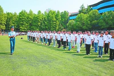 高校现另类军训:不穿迷彩服 起床时间新生定