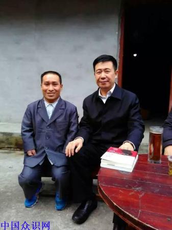 陕西安康“王庭德”我给市委书记赠书了！我们合影了