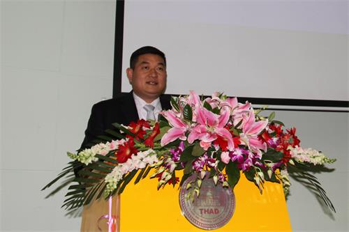 中华文化传媒集团董事长、中国艺术家协会党委书记范晓伟主持论坛.jpg