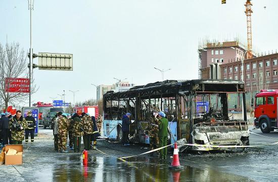 银川公交纵火案亲历者：逃跑时两次摔倒在火里