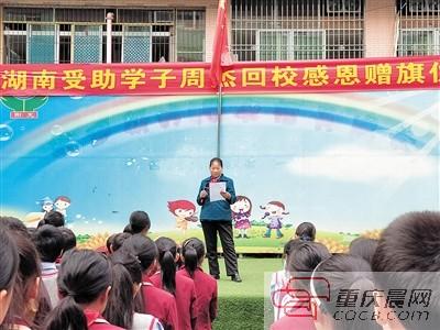 单亲妈妈擦鞋16年 把儿子送进211高校
