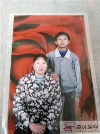 单亲妈妈擦鞋16年 把儿子送进211高校