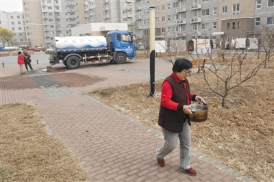北京一小区自来水“生虫” 相关部门介入调查