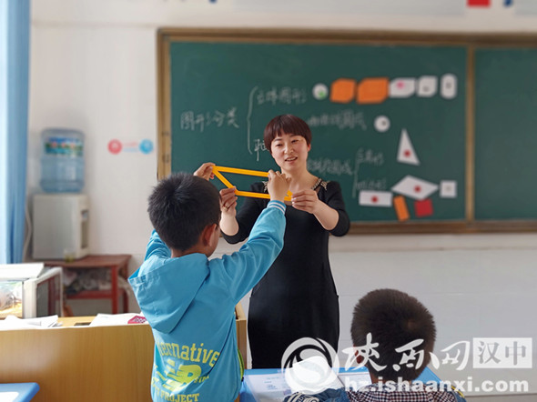 集灵小学陈丽老师为九坝小学师生带来二十分钟微型数学课《图形分类》