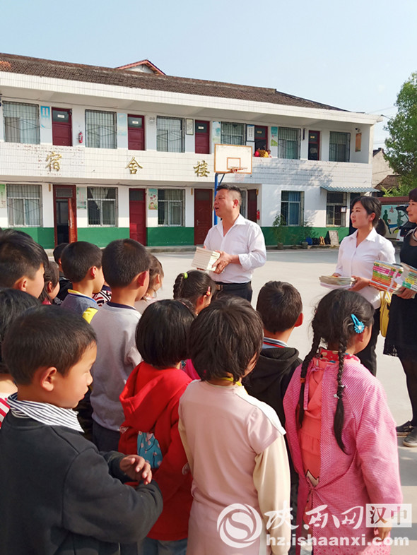集灵小学为帮扶学校捐赠图书