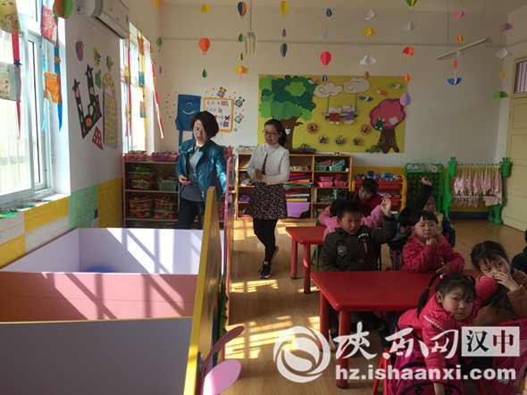 县二幼园长谢文宏指导所帮扶幼儿园进行环境创设、区域活动的开展_