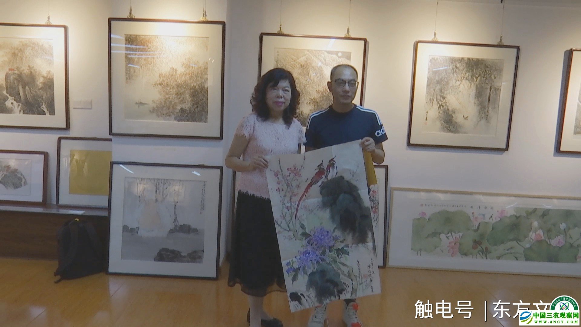 台湾艺术家赠作品给铜陵新媒体人员