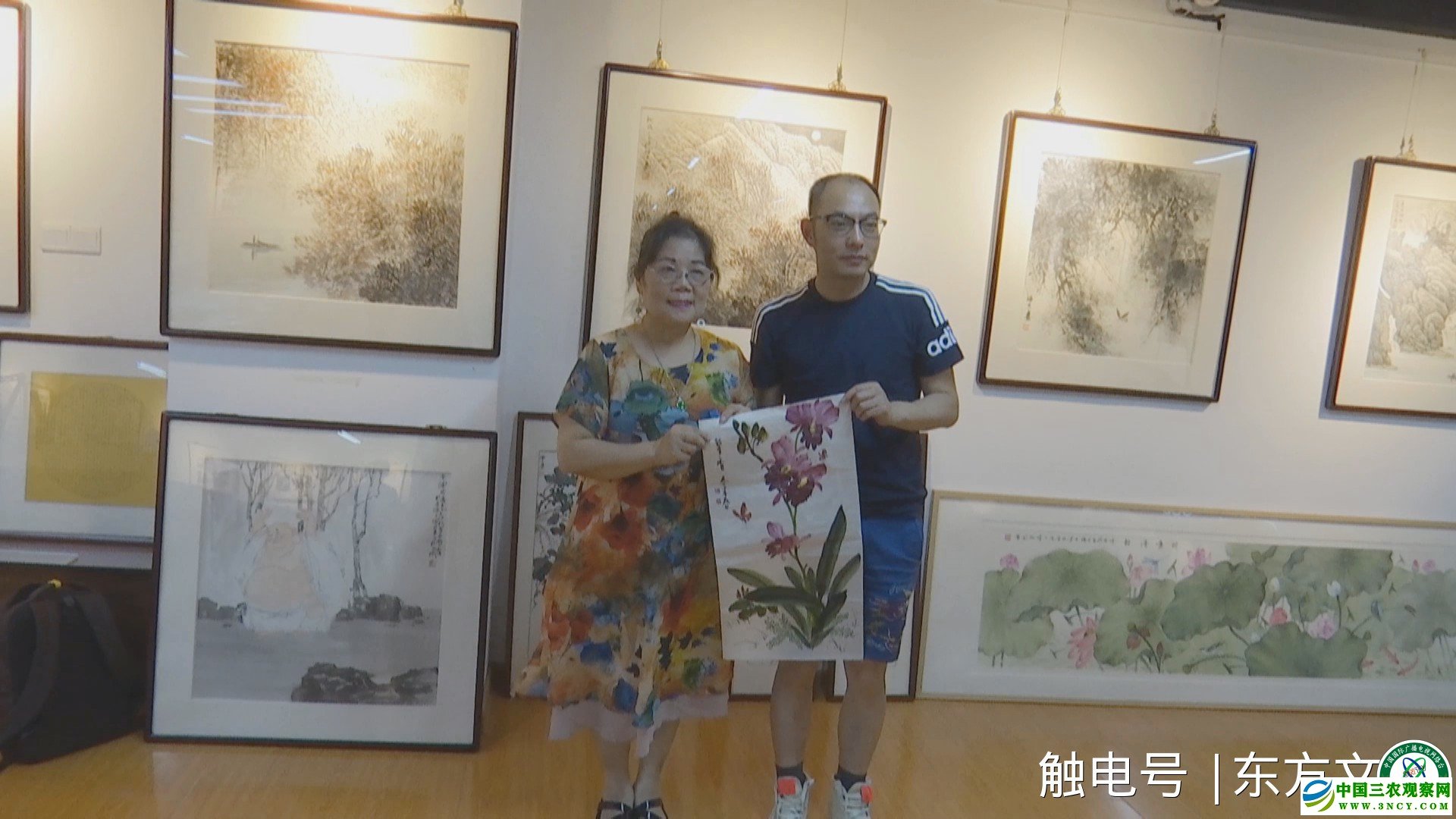 台湾艺术家赠作品给铜陵新媒体人员