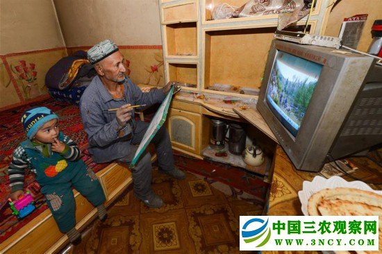 (社会)(4)农民画家阿卜力克木追梦六十载