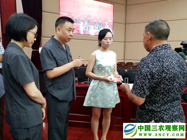1560224711728485.jpg 被告人当庭交付生态修复费用给翠屏区林业竹业局相关人员(摄影 赵晨希).jpg