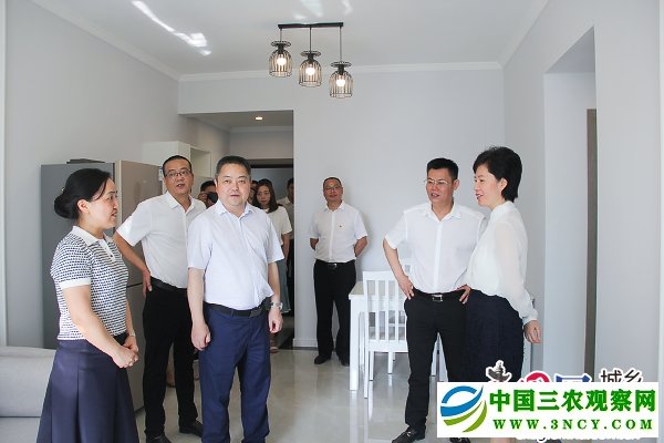1562079142588803.jpg 刘敏(右一)等参观人才公寓(摄影-杨梦婧).jpg