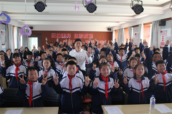 红歌党课进村小——“用红歌讲党史”走进四间小学