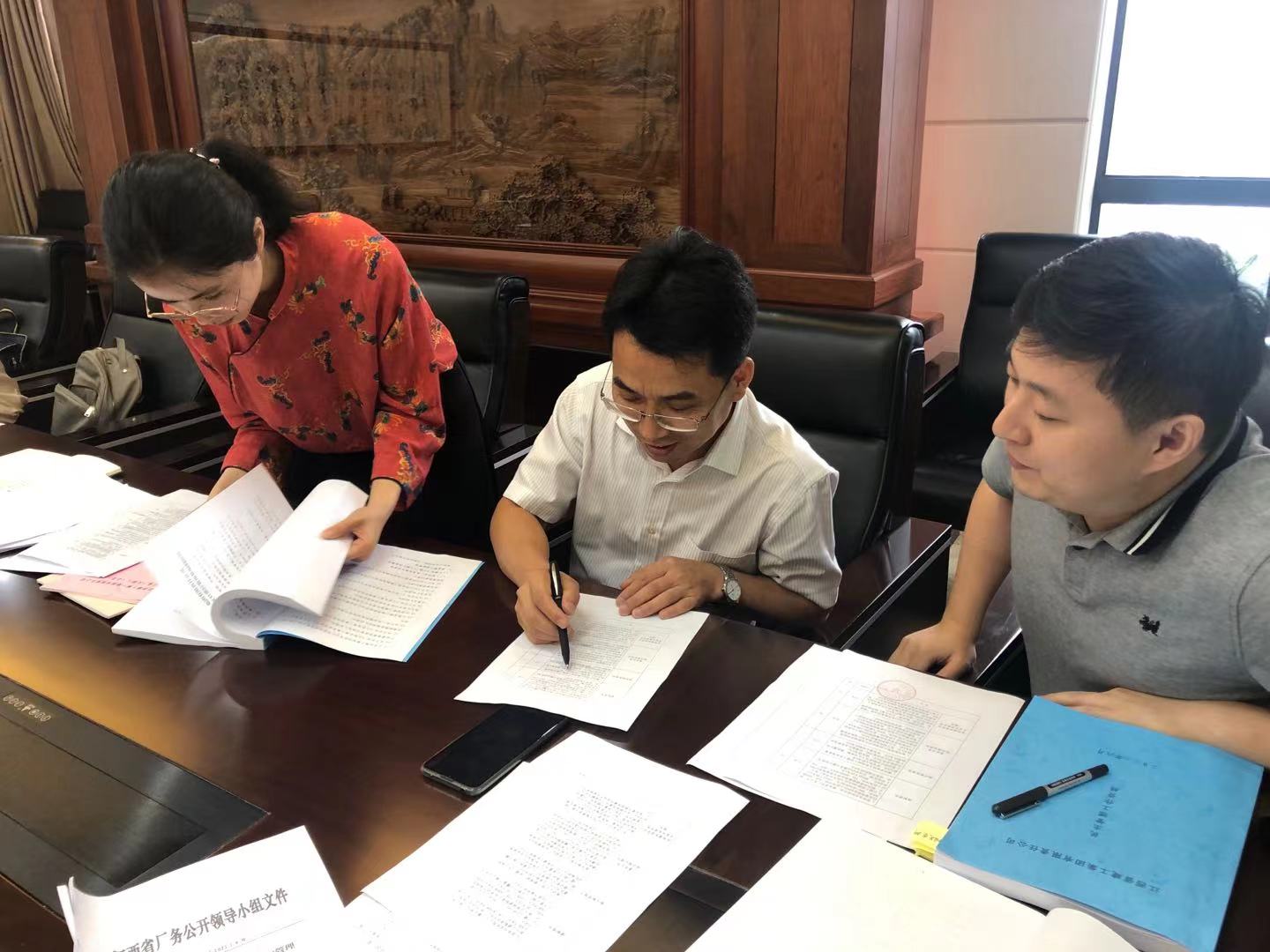 江西省企业民主管理工作调研检查组到江西建工检查