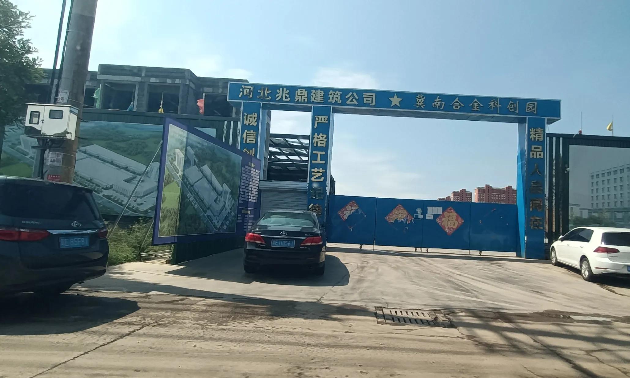 清河一工地施工高空砌墙无防护 何谈安全监管？